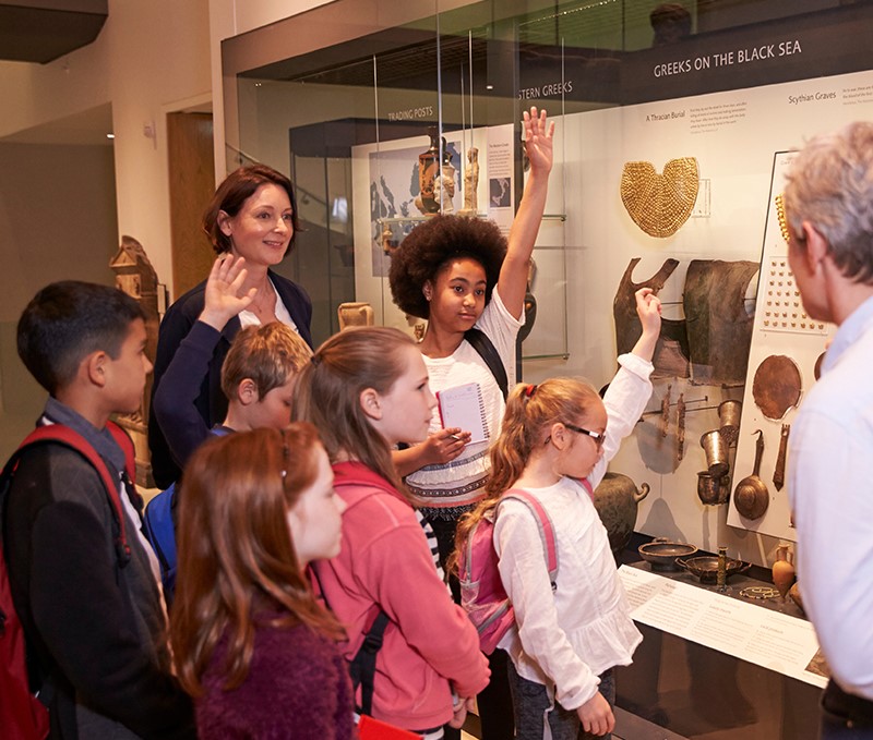 students on musuem tour